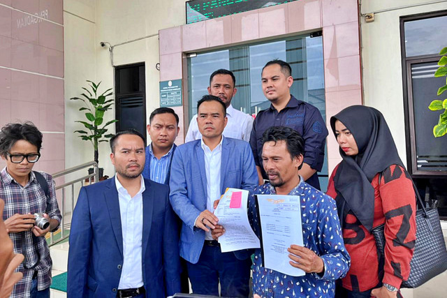 Al Amin Maksum (kedua kanan) didampingi kuasa hukumnya, Raden Yayan Elang Mulyana (kedua kiri), dan Ayi Erlangga (keempat kiri), menggugat pemerintah daerah sebesar Rp 100 miliar ke PN Pandeglang. Foto: kumparan