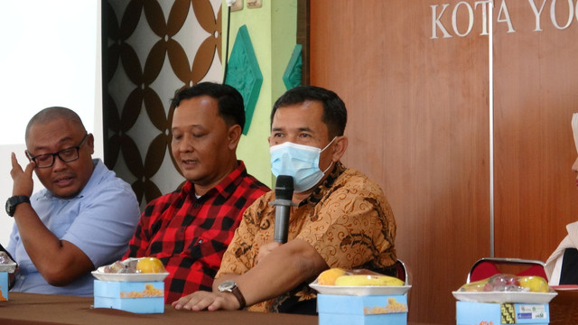 Ketua Komisi A DPRD DIY, Eko Suwanto, saat mengisi FGD Penanganan Stunting bersama warga, perangkat desa, hingga tenaga kesehatan di Kelurahan Umbulharjo, Kota Yogyakarta. Foto: Dok. DPRD DIY