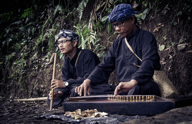 Nampak dua seniman Sunda sedang memainkan kacapi siter dan suling. Sumber foto: pixabay.com