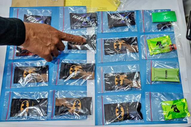 Polisi menunjukkan narkotika jenis baru cartridge vape Etomidate saat rilis pengungkapan tindak pidana narkoba di Mapolda Banten, Kota Serang, Banten, Kamis (26/2/2026). Foto: Muhammad Bagus Khoirunas/ANTARA FOTO