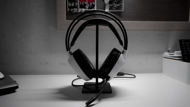 Ilustrasi rekomendasi headset stand. Foto: Unsplash.