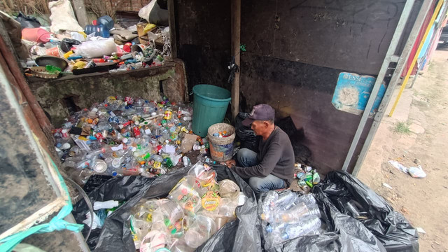 Kumpulan botol plastik bekas yang dipilah dan dibersihkan oleh Abah Rohana di lapaknya, Kamis (26/2). Foto: Abisatya/kumparan