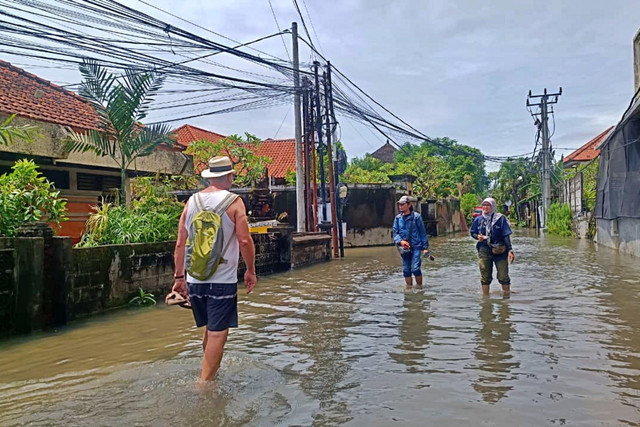 Jalan Bumi Ayu, Kota Denpasar, masih terendam banjir pada Kamis (26/2/2026). Foto: Denita br Matondang/kumparan