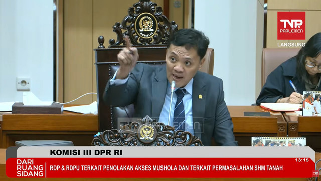 Momen Ketua Komisi III DPR RI Habiburokhman, mengusir peserta sidang RDP dan RDPU terkait penolakan akses mushola dan SHM Tanah di Gedung Parlemen, Jakarta, Kamis (26/2/2026). Foto: YouTube/ TVR Parlemen
