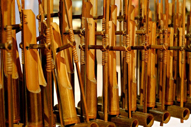 Angklung sebagai instrumen utama dalam arumba, musik hibrida khas Sunda. Sumber foto: pixabay.com