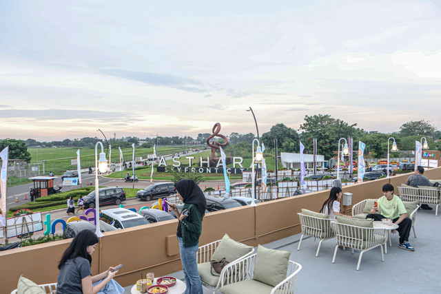 THE SKYFRONT, area komersial pertama dari Asthara Skyfront City, yang berlatar belakang view runway. Foto: Dok. Asthara Skyfront City