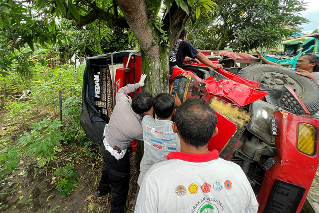 Kecelakaan antara truk muat telur dengan dump truk di Jalan Raya Ngawi - Mantingan KM 08 - 09 dari Ngawi, tepatnya masuk Desa Ngale, Kecamatan Paron, Kabupaten Ngawi, Kamis (26/2/2026). Foto: Dok. Satlantas Polres Ngawi