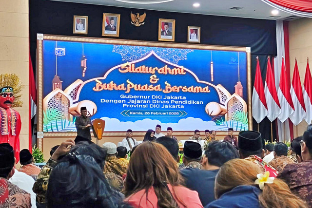 Gubernur DKI Jakarta, Pramono Anung bersama jajaran Dinas Pendidikan DKI Jakarta di agenda buka puasa bersama di Kantor Dinas Pendidikan DKI Jakarta, Kamis (26/2/2026). Foto: Jeni Ritanti/kumparan