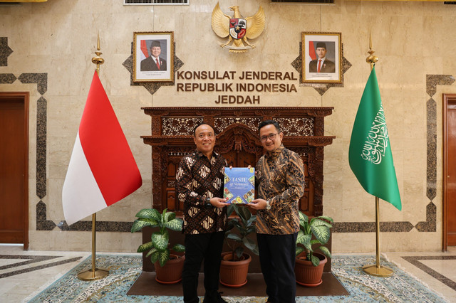 Wakapolri Dedi Prasetyo kepada Konsulat Jenderal Republik Indonesia Jeddah dalam rangkaian kegiatan Courtesy Call di Jeddah, Kamis (26/2/2026). Foto: Dok. Sespri Polri