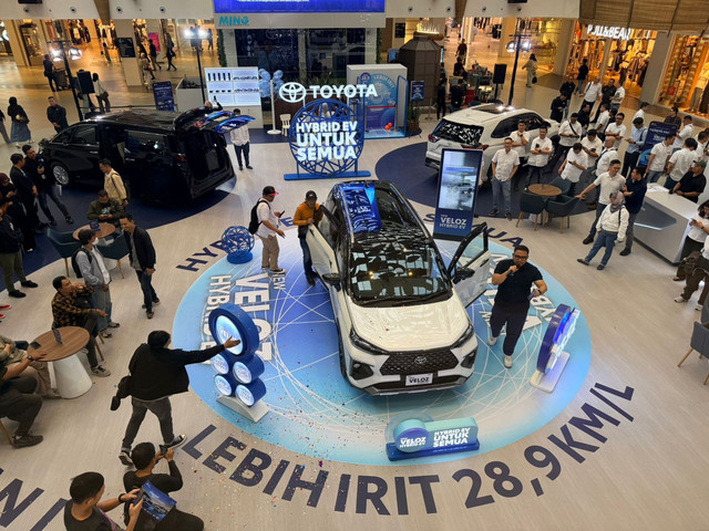 Peluncuran New Veloz Hybrid EV di Kota Bandung. Foto: Gesit Prayogi/kumparan