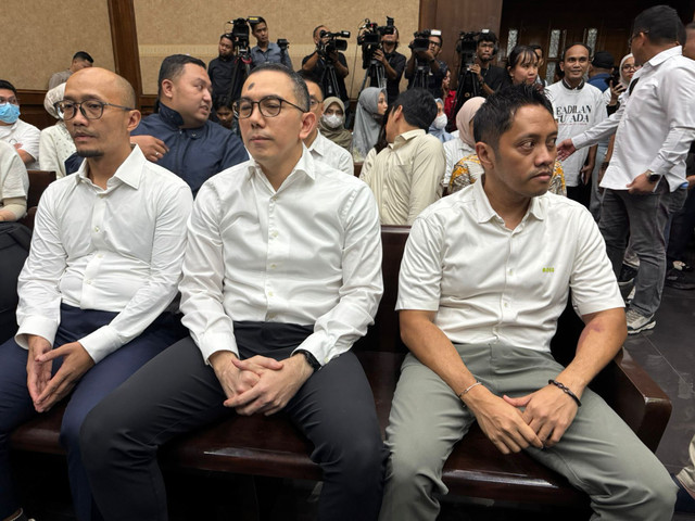 Yoki Firnandi, Agus Purwono, dan Sani Dinar Saifuddin menjalani sidang vonis korupsi tata kelola minyak di Pengadilan Tindak Pidana Korupsi Jakarta Pusat, Kamis (26/2/2026). Foto: Luthfi Humam/kumparan