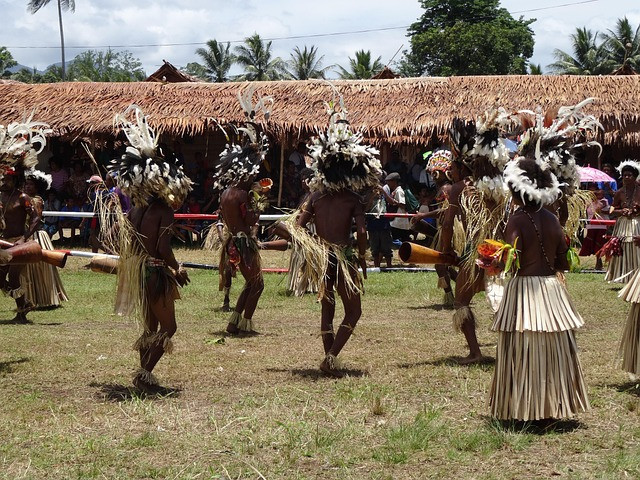 Masyarakat adat Papua sedang memainkan tifa dalam suatu perayaan. Sumber foto: pixabay.com
