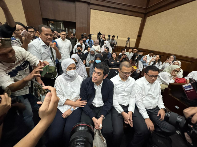 Muhamad Kerry Adrianto Riza, Dimas Werhaspati, dan Gading Ramadhan Joedo menjalani sidang vonis kasus korupsi tata kelola minyak di Pengadilan Tindak Pidana Korupsi Jakarta Pusat, Kamis (26/2/2026). Foto: Luthfi Humam/kumparan