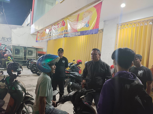 Lokasi penusukan tukang parkir di area parkiran salah satu toko perlengkapan bayi di Jalan Godean, Kalurahan Bayuraden, Kapanewon Gamping, Kabupaten Sleman. Foto: Dok Polresta Sleman