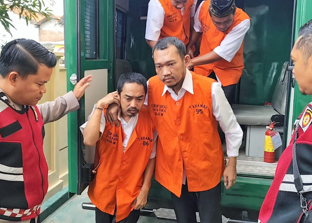 Prio (kiri) dan Ririn (kanan) saat turun dari mobil tahanan menuju ruang sidang Pengadilan Negeri Indramayu. (26/2/2026) Foto: Dok. kumparan