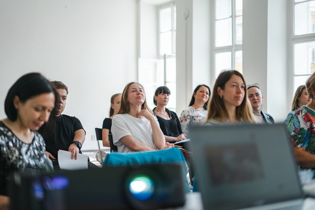 Ilustrasi Apa Itu Ice Breaking. Unsplash.com/Timur Shakerzianov