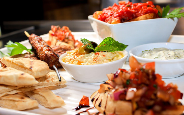 Ilustrasi promo Kintan Buffet buy 1 get. Foto: Unsplash.com/Ruyan Ayten