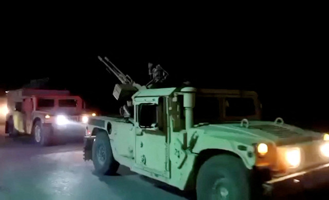 Kendaraan militer bergerak di jalan di lokasi yang disebut Nangarhar, Afghanistan, dalam cuplikan layar dari video yang dirilis pada Jumat (26/2/2026). Foto: Afghanistan's Ministry of Defense via REUTERS