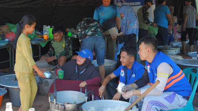 Kolaborasi DT Peduli dan Forkom IJK untuk pemenuhan kebutuhan makan para pengungsi di Tukka (Sumber : DT Peduli)