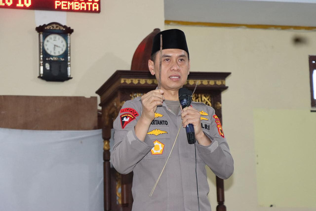 Kapolda Maluku Irjen Pol Dadang Hartanto memimpin langsung perjanjian damai Fiditan, Maluku. Senjata tajam dan bom molotov diserahkan terbuka. Foto: Dok. Polda Maluku