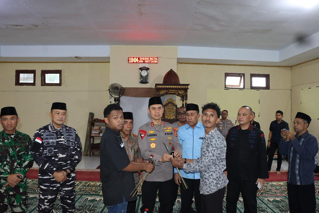 Kapolda Maluku  Irjen Pol Dadang Hartanto memimpin langsung perjanjian damai Fiditan, Maluku.  Senjata tajam dan bom molotov diserahkan terbuka. Foto: Dok. Polda Maluku