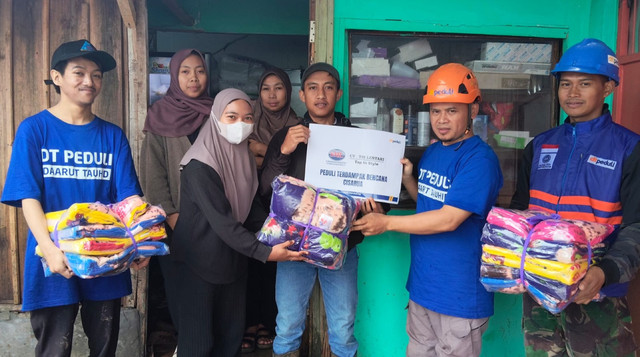 Distribusi Bantuan Selimut dari PT SML untuk Penyintas Bencana Longsor di Cisarua, Bandung Barat (Sumber : DT Peduli)