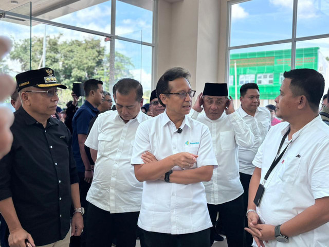 Menkes Budi Gunadi Sadikin meninjau gedung baru RSUD Kota Bima, NTB, Jumat (27/2/2026). Foto: Amira Nada Fauziyyah/kumparan