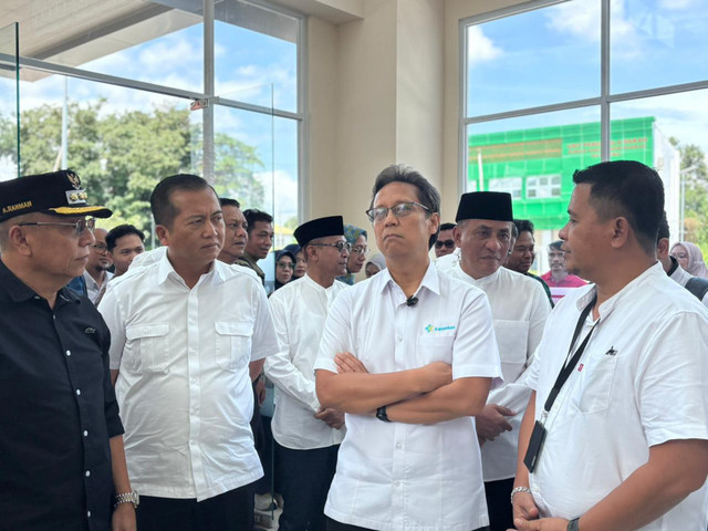 Menkes Budi Gunadi Sadikin meninjau gedung baru RSUD Kota Bima, NTB, Jumat (27/2/2026). Foto: Amira Nada Fauziyyah/kumparan