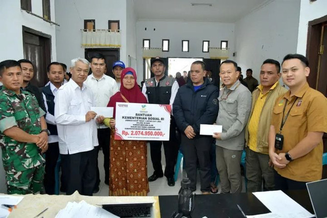 Kemensos salurkan bantuan jaminan hidup kepada 4.611 warga terdampak bencana cuaca ekstrem di Bener Meriah, Aceh pada 16-22 Februari 2026. Foto: Kemensos RI