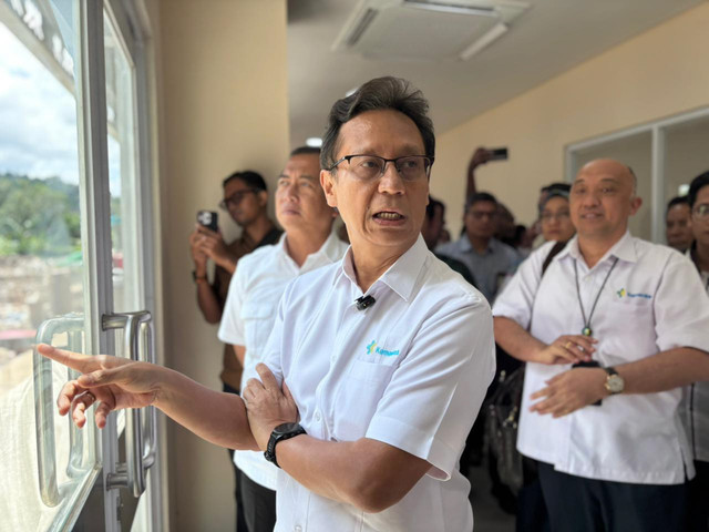 Menkes Budi Gunadi Sadikin meninjau gedung baru RSUD Kota Bima, NTB, Jumat (27/2/2026). Foto: Amira Nada Fauziyyah/kumparan