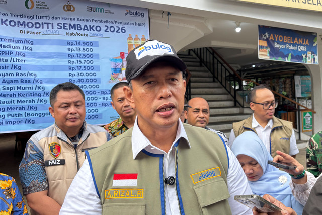 Direktur Utama Perum BULOG Ahmad Rizal di Pasar Johar Semarang. Foto: Dok. Istimewa