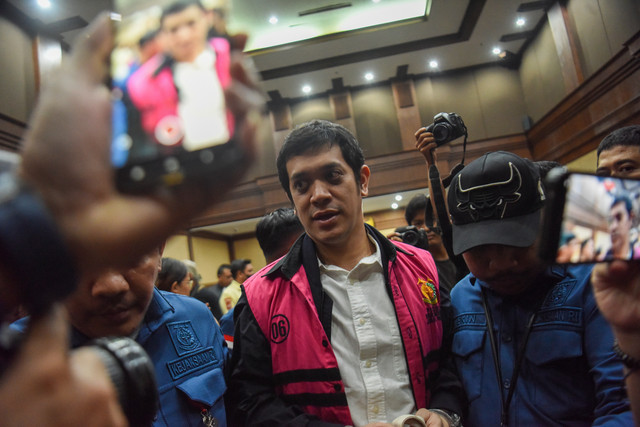 Terdakwa kasus dugaan korupsi tata kelola minyak mentah dan produk kilang pada PT Pertamina Muhamad Kerry Adrianto Riza (tengah) meninggalkan ruangan saat skors sidang pembacaan putusan di Pengadilan Tipikor, Jakarta Pusat, Jumat dinihari (27/2/2026). Foto: Indrianto Eko Suwarso/ANTARA FOTO