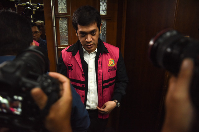 Terdakwa kasus dugaan korupsi tata kelola minyak mentah dan produk kilang pada PT Pertamina Muhamad Kerry Adrianto Riza bersiap mengikuti sidang pembacaan putusan di Pengadilan Tipikor, Jakarta Pusat, Jumat (27/2/2026) dinihari. Foto: Indrianto Eko Suwarso/ANTARA FOTO