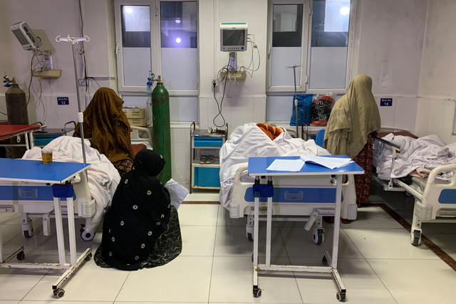 Perempuan Afghanistan yang terluka menerima perawatan di sebuah rumah sakit di Jalalabad (27/2/2026), setelah sebuah mortir Pakistan menghantam kamp pengungsi yang kembali dari Pakistan. Foto: Aimal Zahir / AFP