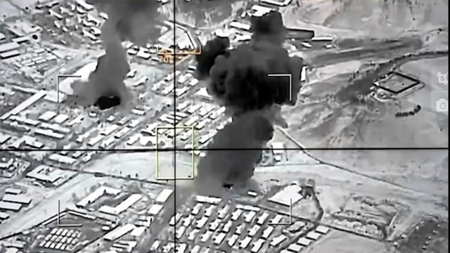 Asap mengepul setelah apa yang dikatakan pejabat Pakistan dan Taliban sebagai serangan Pakistan, di Kabul, Afghanistan, dalam gambar diam ini yang diambil dari video yang dirilis pada Jumat (27/2/2026). Foto: Pakistani security forces via REUTERS