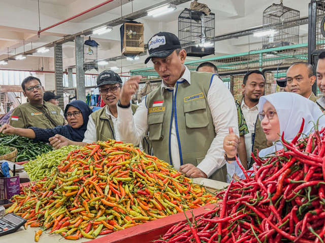 Direktur Utama Perum BULOG Ahmad Rizal di Pasar Johar Semarang. Foto: Dok. Istimewa