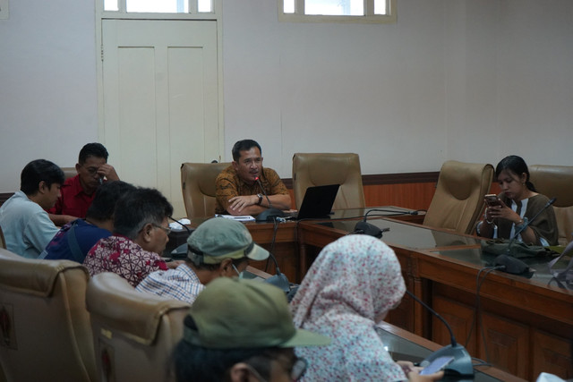 Ketua Komisi A DPRD DIY, Eko Suwanto, saat berdialog dalam Forum Diskusi Wartawan DPRD DIY pada Kamis (27/2). Foto: Dok. DPRD DIY