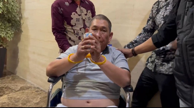 Erwin Iskandar alias Ko Erwin, pemasok narkoba ke AKBP Didik, saat digiring ke Bareskrim Polri. Foto: Dittipidnarkoba Bareskrim Polri