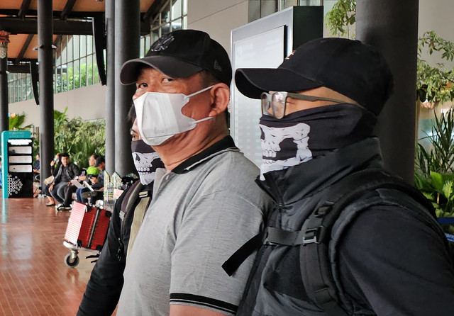 Petugas mengawal bandar narkoba Ko Erwin (tengah) setibanya dari Medan di Terminal 1 C Bandara Soekarno Hatta, Tangerang, Banten, Jumat (27/2/2026).  Foto: Muhammad Iqbal/ANTARA FOTO