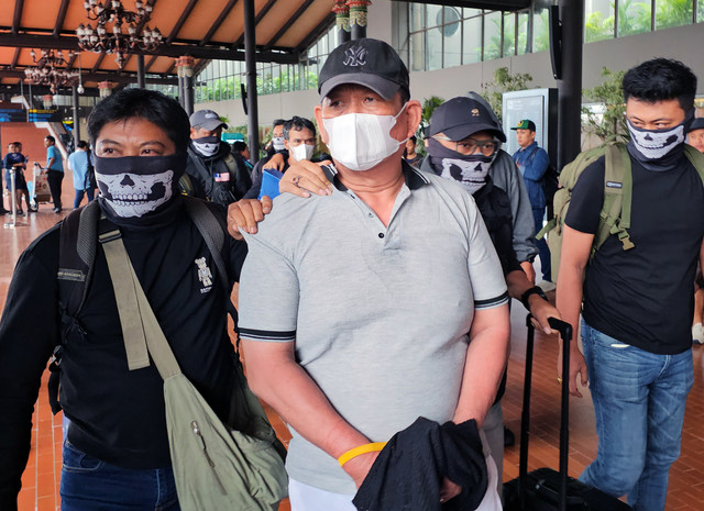 Petugas mengawal bandar narkoba Ko Erwin (tengah) setibanya dari Medan di Terminal 1 C Bandara Soekarno Hatta, Tangerang, Banten, Jumat (27/2/2026). Foto: Muhammad Iqbal/ANTARA FOTO