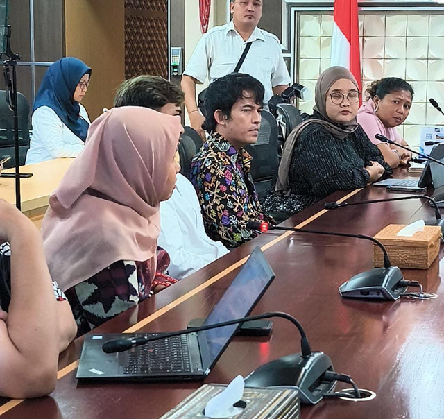Sejumlah penyandang disabilitas ganda-fisik dan psikososial, turut hadir dalam pertemuan antara Menteri Sosial Saifullah Yusuf, bersama dengan Ketua Perhimpunan Jiwa Sehat, Yeni Rossa, di Kantor Kementerian Sosial RI, Jakarta, Jumat (27/2). Foto: Jeni Ritanti/kumparan