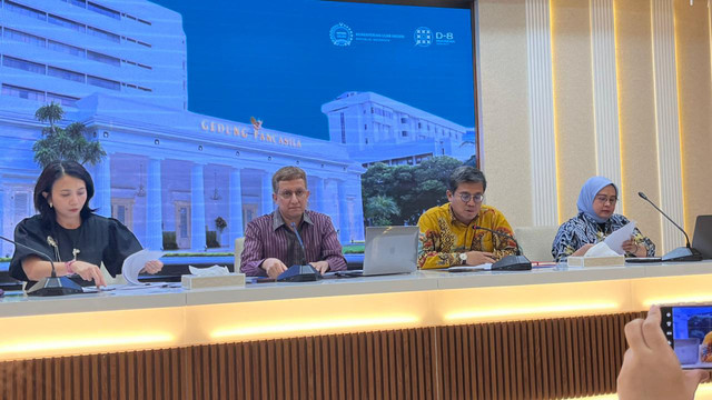 Jubir Kemlu Yvonne Mewengkang dan Vahd Nabyl Achmad Mulachela, Direktur Keamanan dan Perdamaian Internasional Kemlu Caka Alverdi Awal, dan Plt. Direktur PWNI Kemlu Heni Hamidah dalam Press Briefing di Kantor Kemlu, Jakarta Pusat, Jumat (27/2).  Foto: Nasywa Athifah/kumparan
