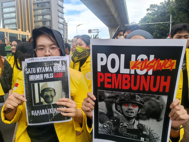 Massa aksi dari BEM UI setibanya di Mabes Polri pada Jumat (27/2). Foto: Ryan Iqbal/kumparan
