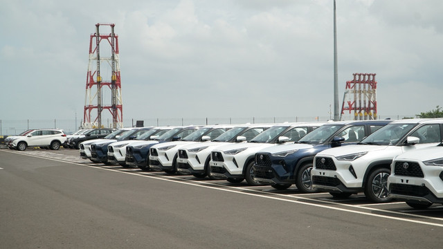 Aktivitas ekspor kendaraan buatan PT Toyota Motor Manufacturing Indonesia (TMMIN/Toyota Indonesia). Foto: TMMIN