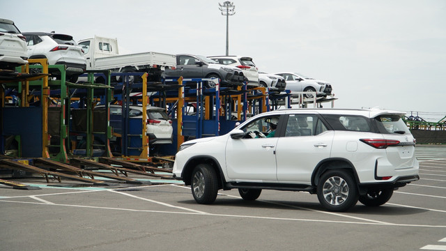 Aktivitas ekspor kendaraan buatan PT Toyota Motor Manufacturing Indonesia (TMMIN/Toyota Indonesia). Foto: TMMIN