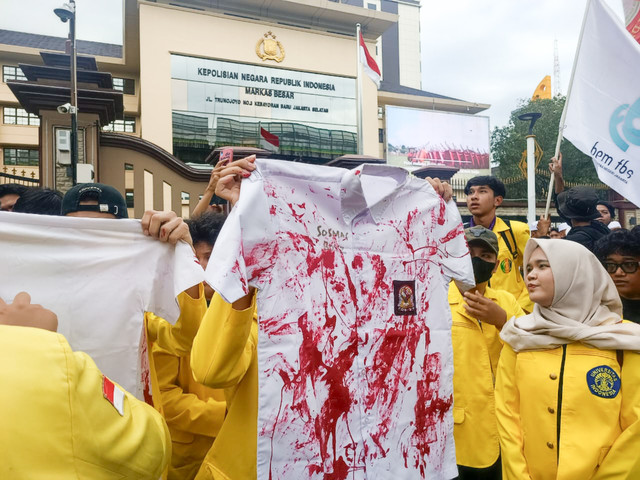 Simbol tuntutan demonstrasi BEM UI di Mabes Polri pada Jumat (27/2). Foto: Ryan Iqbal/kumparan