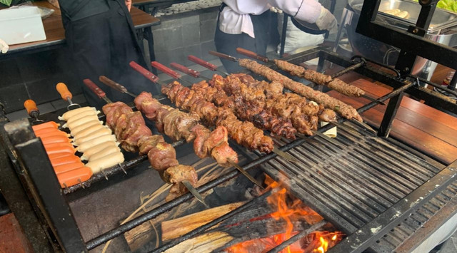 Berbagai jenis daging dan olahan daging disajikan dengan teknik barbeque di Riss Hotel Malioboro. Foto: Dok. Istimewa