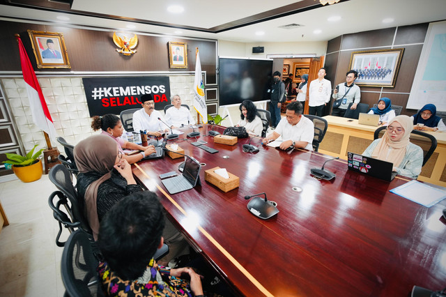Mensos Saifullah Yusuf (Gus Ipul) bersama Wamensos Agus Jabo Priyono menerima kedatangan aktivis Himpunan Jiwa Sehat, Yenny Rosa Damayanti, di Kantor Kemensos, Jumat (27/2/2026). Foto: Dok. Kemensos