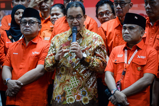 Ketua Umum Gerakan Rakyat Sahrin Hamid bersama anggota kehormatan Anies Baswedan dan jajaran pengurus memukul kentungan saat HUT Ke-1 Gerakan Rakyat di Jakarta, Jumat (27/2/2026). Foto: Putra M. Akbar/ANTARA FOTO 