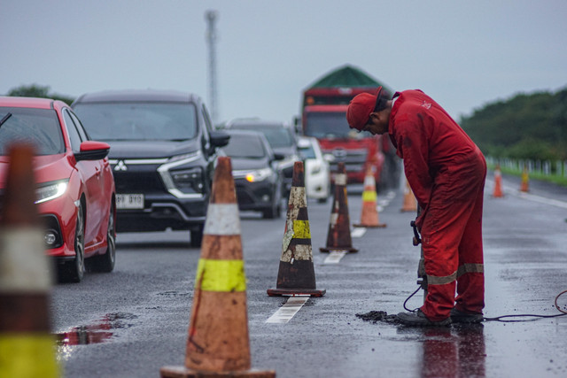 Pekerja melakukan perbaikan jalan di ruas Jalan Tol Pemalang-Batang, di Kabupaten Pekalongan, Jawa Tengah Jumat (27/2/2026). Foto: Harviyan Perdana Putra/ANTARA FOTO